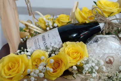 Những lưu ý khi chọn hoa hồng và rượu vang phù hợp với từng dịp cụ thể